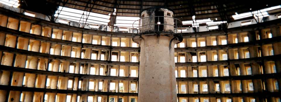« Inside one of the prison buildings at Presidio Modelo, Isla de la Juventud, Cuba » by Friman
